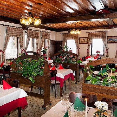 Tripic, Restaurant And Pizzeria ホテル 3*